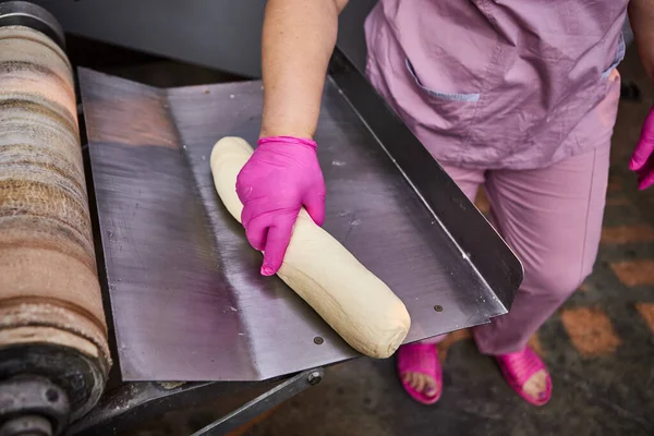 Руки Пекаря Ставят Тесто Линию Производству Хлеба — стоковое фото