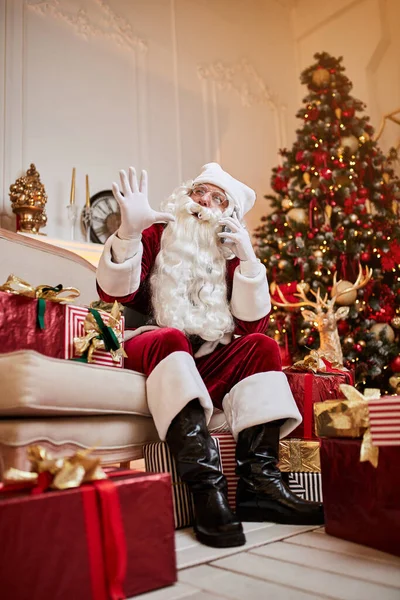 Mikulás Kanapén Beszél Mobiltelefon Közel Kandalló Karácsonyfa Ajándékokkal Szilveszter Boldog — Stock Fotó