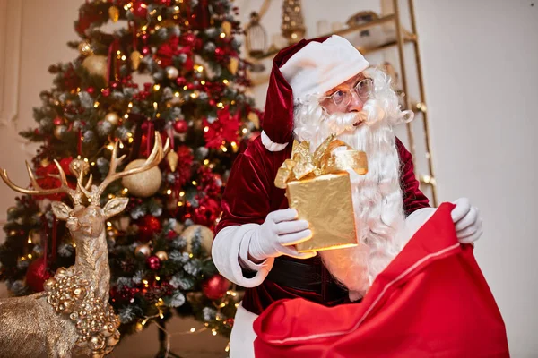 Santa Claus Velkým Červeným Sáčkem Dárků Spěchat Přinést Dárek Pro — Stock fotografie