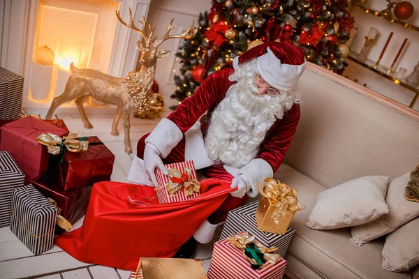 Mikulás Ajándékokat Tesz Nagy Piros Táskájába Hogy Boldog Karácsonyt Kívánjon — Stock Fotó