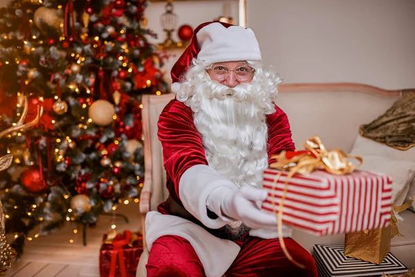 Счастливый Санта Клаус Приносил Подарки Детям Новогодние Рождественские Праздники — стоковое фото