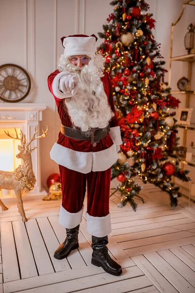 Портрет Деда Мороза Очках Камина Елка Подарками Новый Год Счастливого — стоковое фото