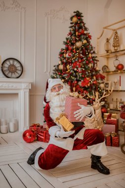 Mutlu Noel Baba çocuklara hediyeler getirdi. Yeni yıl ve Mutlu Noeller konsepti