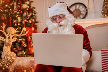 Noel Baba evinde oturuyor ve dizüstü bilgisayarında Noel 'le e-posta okuyor. Şöminenin yanında bir dilek listesi ve hediyeli bir ağaç istiyor. Yeni yıl ve Mutlu Noeller