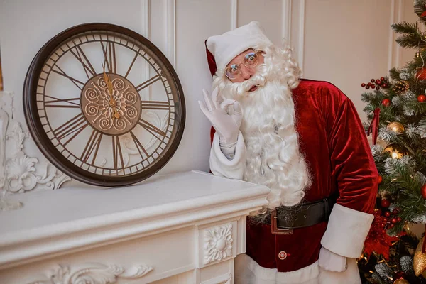 Five Minutes New Year Christmas Midnight Happy Santa Claus Shows — Stock Photo, Image