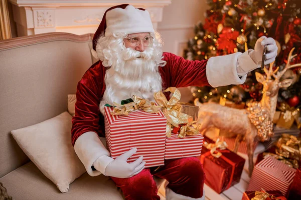 Санта Клаус Сидит Диване Разговаривает Мобильному Телефону Камина Рождественская Елка — стоковое фото