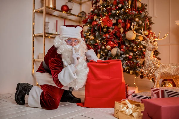 Санта Клаус Большим Красным Мешком Подарков Спешат Принести Подарок Детям — стоковое фото