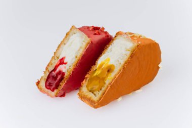 Kremalı ve meyveli iki gurme kruvasan, beyaz arka planda izole edilmiş. Yüksek kalite fotoğraf