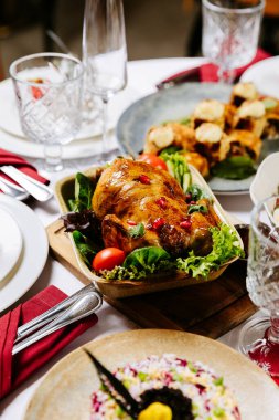 Şenlikli tatil masasında servis edilen nar ve sebzeli kızarmış tavuk. Yüksek kalite fotoğraf