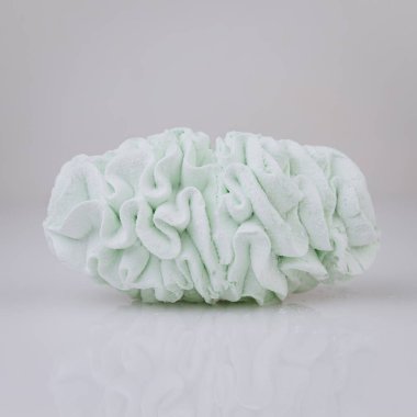 Beyaz arka planda nane yeşili zephyr marshmallow tatlısı, çok az tatlı konsept. Yüksek kalite fotoğraf