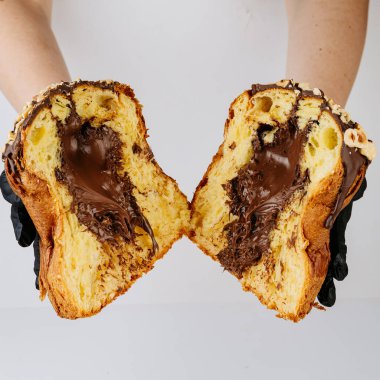 Ellerinde dilimlenmiş çikolatalı panettone, fırın hijyen konsepti. Yüksek kalite fotoğraf