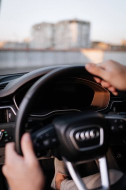 Altın saatinde şehir manzaralı modern araba kullanan bir adam. Yüksek kalite fotoğraf