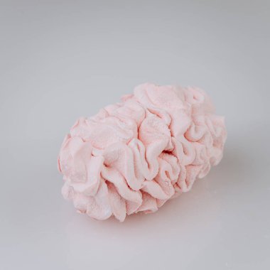 Pastel pembe zephyr marshmallow tatlı beyaz arka planda, minimal tatlı tarzı. Yüksek kalite fotoğraf