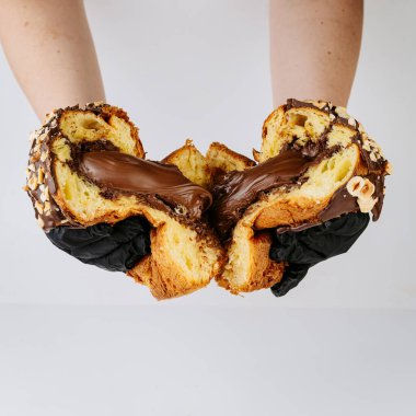 Eldivenli eller çikolata dolu panettone, zengin şenlikli tatlı. Yüksek kalite fotoğraf