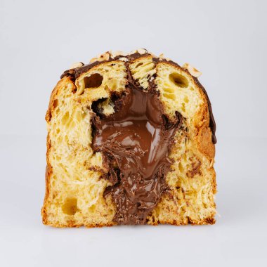 Beyaz arka planda izole edilmiş, kremalı çikolatalı dilimlenmiş panettone. Yüksek kalite fotoğraf