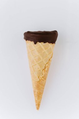 Beyaz arka planda izole edilmiş çikolatalı dondurma külahı, en az tatlı konsepti. Yüksek kalite fotoğraf