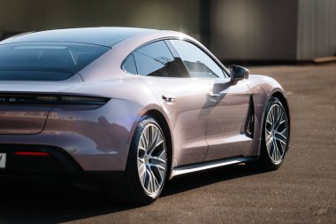 Vinnitsya, Ukrayna - 15 Temmuz 2025: Çatıdaki otoparkta pembe Porsche Taycan dikiz aynası. Yüksek kalite fotoğraf