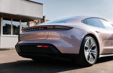 Vinnitsya, Ukrayna - 15 Temmuz 2025: Pembe Porsche Taycan arka tekerleği, lastik. Yüksek kalite fotoğraf