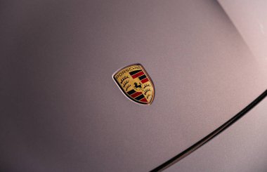 Vinnitsya, Ukrayna - 15 Temmuz 2025: Pembe Taycan kaputunda Porsche logosu. Yüksek kalite fotoğraf