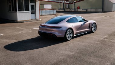 Vinnitsya, Ukrayna - 15 Temmuz 2025: Pembe Porsche Taycan arka manzaralı boş çatı katı otoparkı. Yüksek kalite fotoğraf