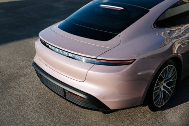 Vinnitsya, Ukrayna - 15 Temmuz 2025: Porsche Taycan arka ışık çubuğu ve logosu. Yüksek kalite fotoğraf