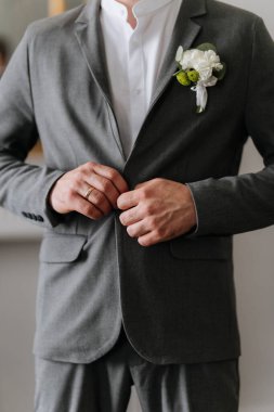 Damat, yaka çiçekli gri takım elbise, alyans yakın plan. Yüksek kalite fotoğraf