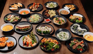 Ahşap bir masanın üzerinde çeşitli restoran yemekleri, servis menüsünün üstü. Yüksek kalite fotoğraf