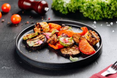 Siyah tabakta char işaretli renkli ızgara sebzeler, yakın plan, sağlıklı vejetaryen yemeği. Yüksek kalite fotoğraf