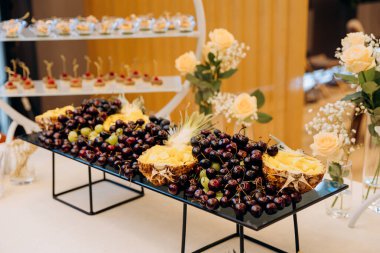 Yemek organizasyonunda ananas, üzüm ve kirazlı zarif meyve tabağı. Yüksek kalite fotoğraf