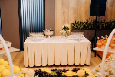 Şampanyadaki buz kovası ve flüt şık bir resepsiyonda. Yüksek kalite fotoğraf