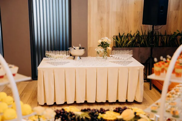 Şampanyadaki buz kovası ve flüt şık bir resepsiyonda. Yüksek kalite fotoğraf