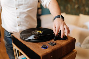 Vinil plakçalara el indirme, rahat ev ses düzeneği. Yüksek kalite fotoğraf