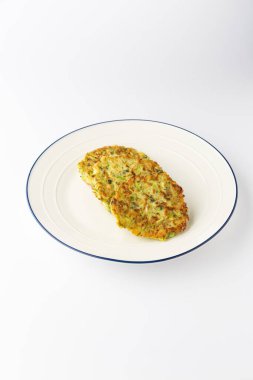 Kabaklı börek, beyaz tabakta çıtır sebzeli krep, izole edilmiş. Yüksek kalite fotoğraf