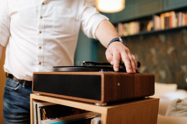 Vinil plakçalara el indirme, rahat ev ses düzeneği. Yüksek kalite fotoğraf