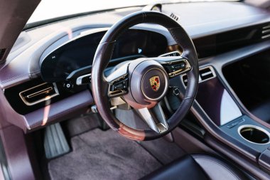 Vinnitsya, Ukrayna - 15 Temmuz 2025: Direksiyon ve dijital gösterge paneli ile Porsche Taycan kokpiti. Yüksek kalite fotoğraf