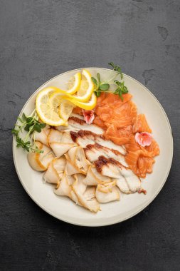 Somonlu deniz ürünleri tabağı, ızgara balık ve füme balık, limon ve yeşillik. Yüksek kalite fotoğraf