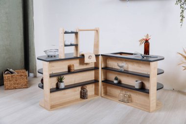 Ahşap modüler mutfak seti, raflar, oyun oynamak için en az çocuk mobilyası. Yüksek kalite fotoğraf