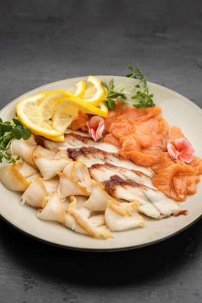 Somonlu füme balık tabağı, limon dilimleri ve tabakta mikroyeşillikler. Yüksek kalite fotoğraf