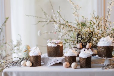 Paskalya pastaları ve bahar masasında çiçek dallarıyla boyanmış yumurtalar. Yüksek kalite fotoğraf