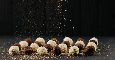 Koyu arkaplanda kakao kırıntıları olan çikolatalı trüf. Yüksek kalite fotoğraf