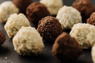 Makro hindistan cevizli trüf mantarı kremalı ve kakaolu mantar. Yüksek kalite fotoğraf