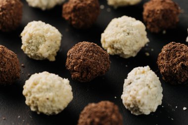 Siyah arka planda hindistan cevizi ve kakao mantarı yakın plan. Yüksek kalite fotoğraf