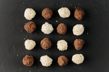 Siyah tahta üzerinde çeşitli hindistan cevizi ve kakao mantarı, düz yatak. Yüksek kalite fotoğraf