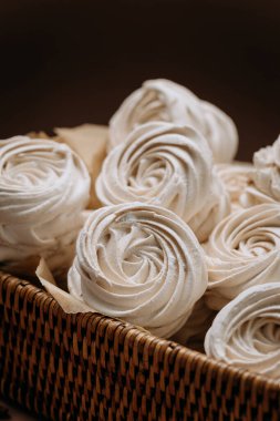 Bej arka planda bir sepet beyaz kremalı gül, yakın çekim. Yüksek kalite fotoğraf