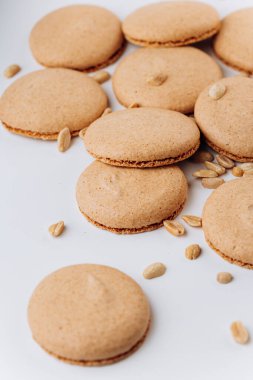 Fıstıklı badem kurabiyeleri bembeyaz arka planda, en az tatlı olan yerde. Yüksek kalite fotoğraf