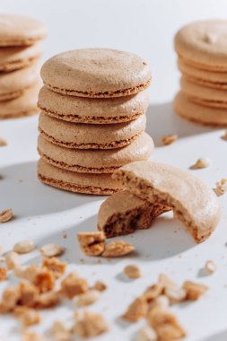 Isırılmış kurabiye ve beyaz arka planda kırıntılarla istiflenmiş fıstık kurabiyeleri. Yüksek kalite fotoğraf