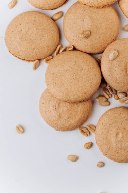 Fıstıklı badem kurabiyesi bembeyaz arka planda, çok az tatlı deseni var. Yüksek kalite fotoğraf