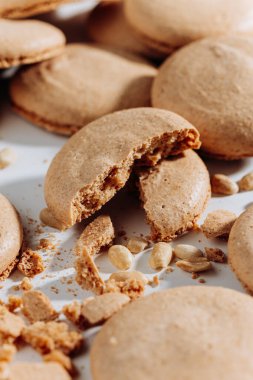 Kırık fıstıklı kurabiyeler ve beyaz arka planda fındıklar, yakın plan. Yüksek kalite fotoğraf