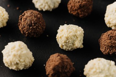 Siyah arka planda hindistan cevizi ve kakao mantarı yakın plan. Yüksek kalite fotoğraf