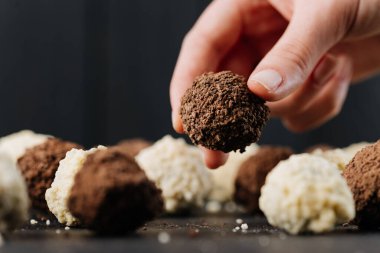 Siyah arka planda el yapımı kakao mantarı şekeri toplamak, makro yakın plan. Yüksek kalite fotoğraf